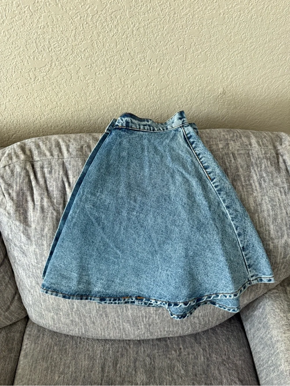 Source Unknown Light Blue Denim Mini Skirt with Back Buttons - Picture 3 of 4